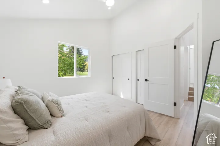 Vaulted ceiling with recessed lighting