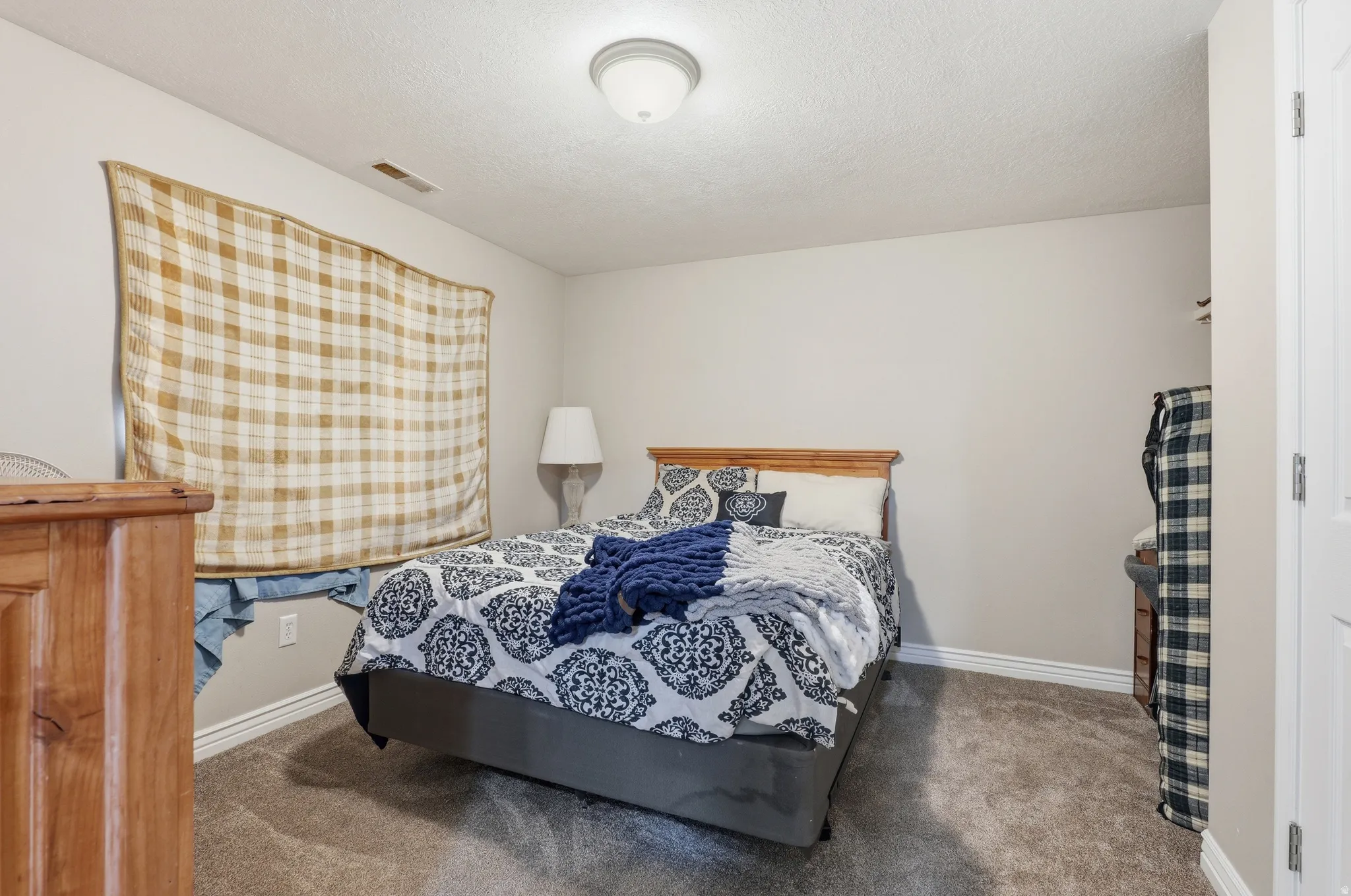 Wall-to-wall carpeting in a neutral tone