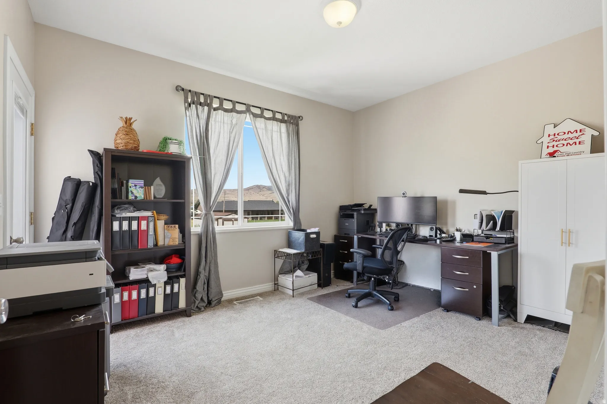 Flexible room with neutral carpeting and paint tones