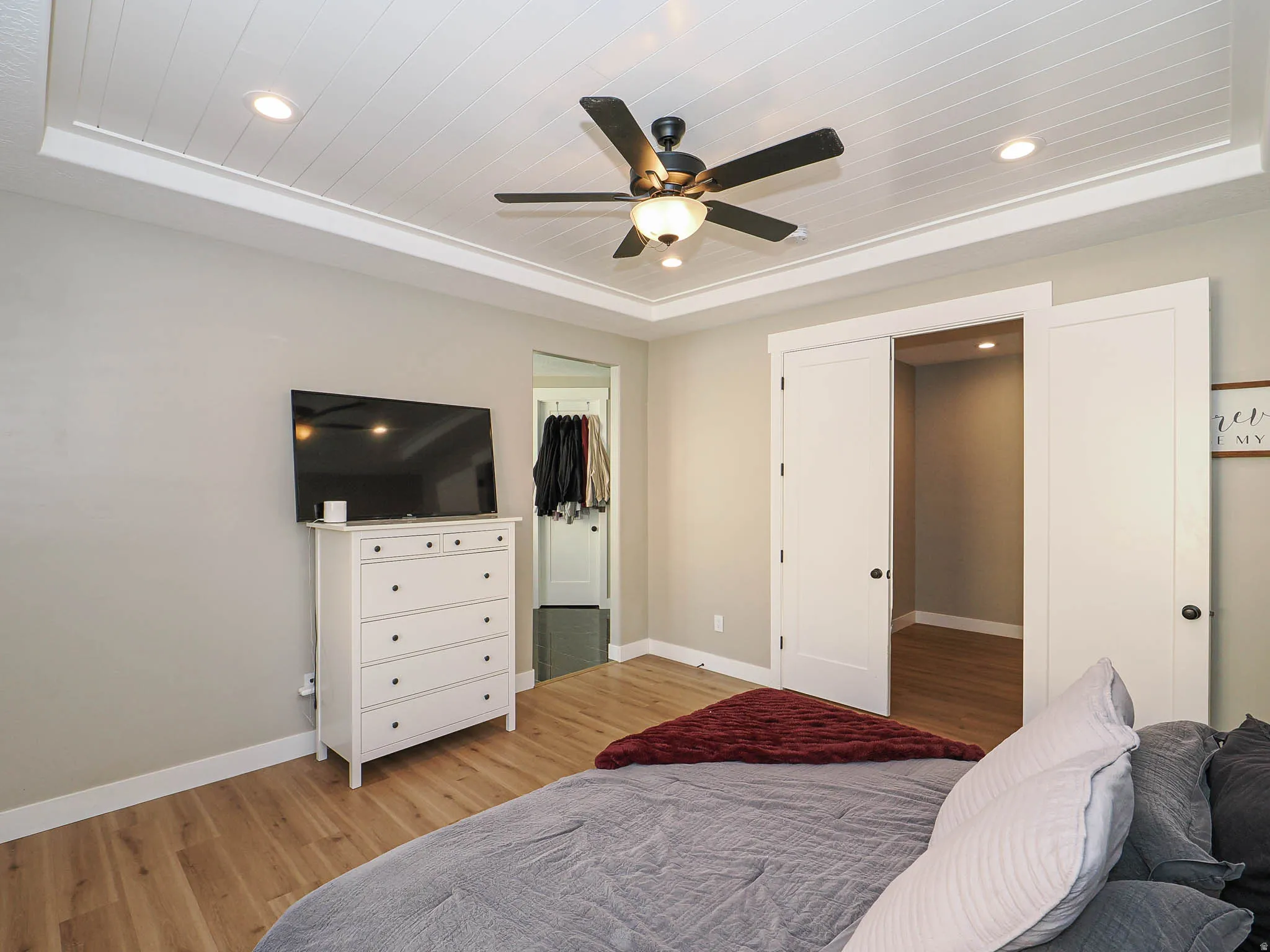 Tray ceiling with recessed lighting and a ceiling fan