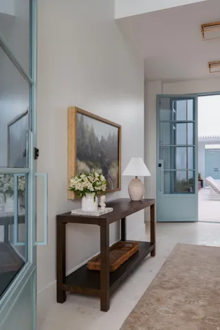 Light-toned wall finishes complemented by white baseboards and light flooring