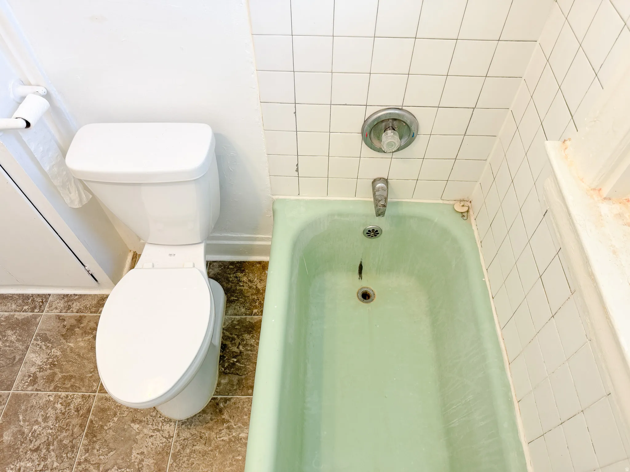 White ceramic toilet with a matching tank and seat