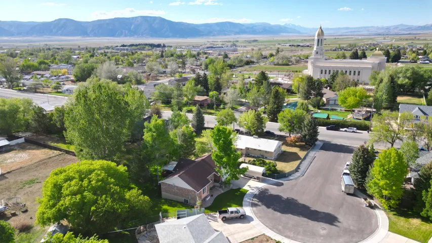 Residential properties featuring a cul-de-sac and established landscaping