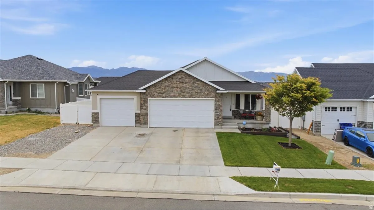 Ranch-style residence featuring a stone and siding facade