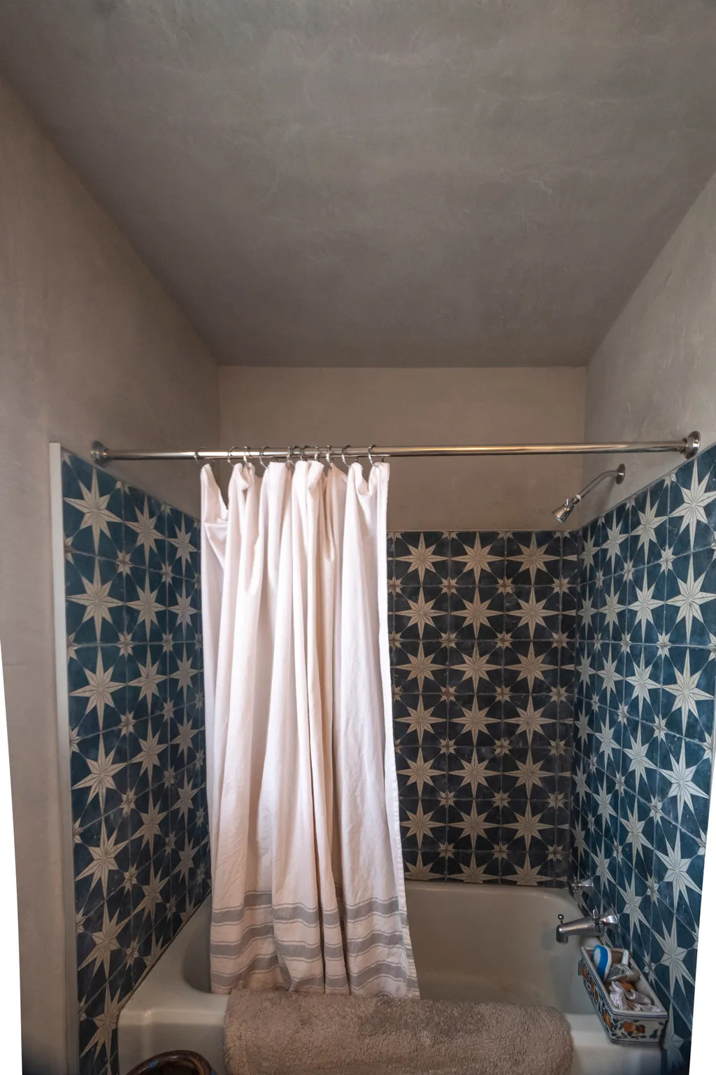 Bathtub shower combination
