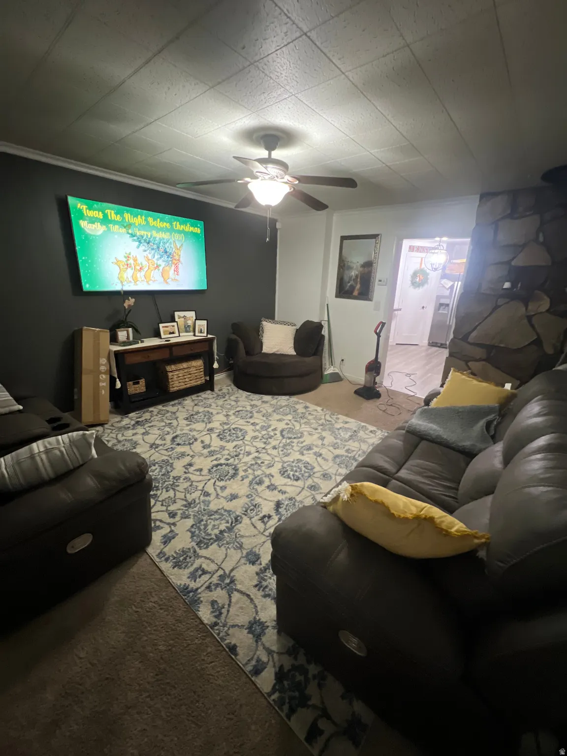 What the family room looked like before sellers moved out.  Plenty of space!