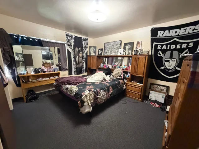 Neutral wall tones with dark-toned carpeting