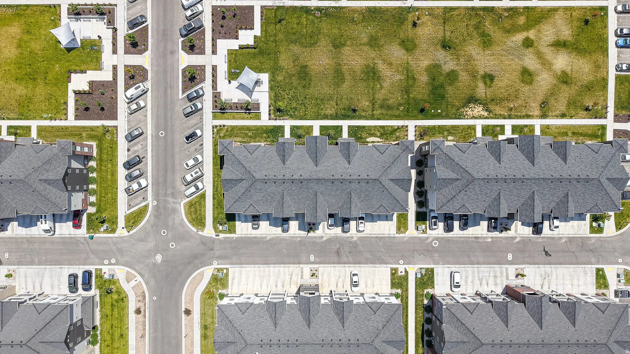 Community layout featuring townhome-style residences, asphalt streets, and paved walkways
