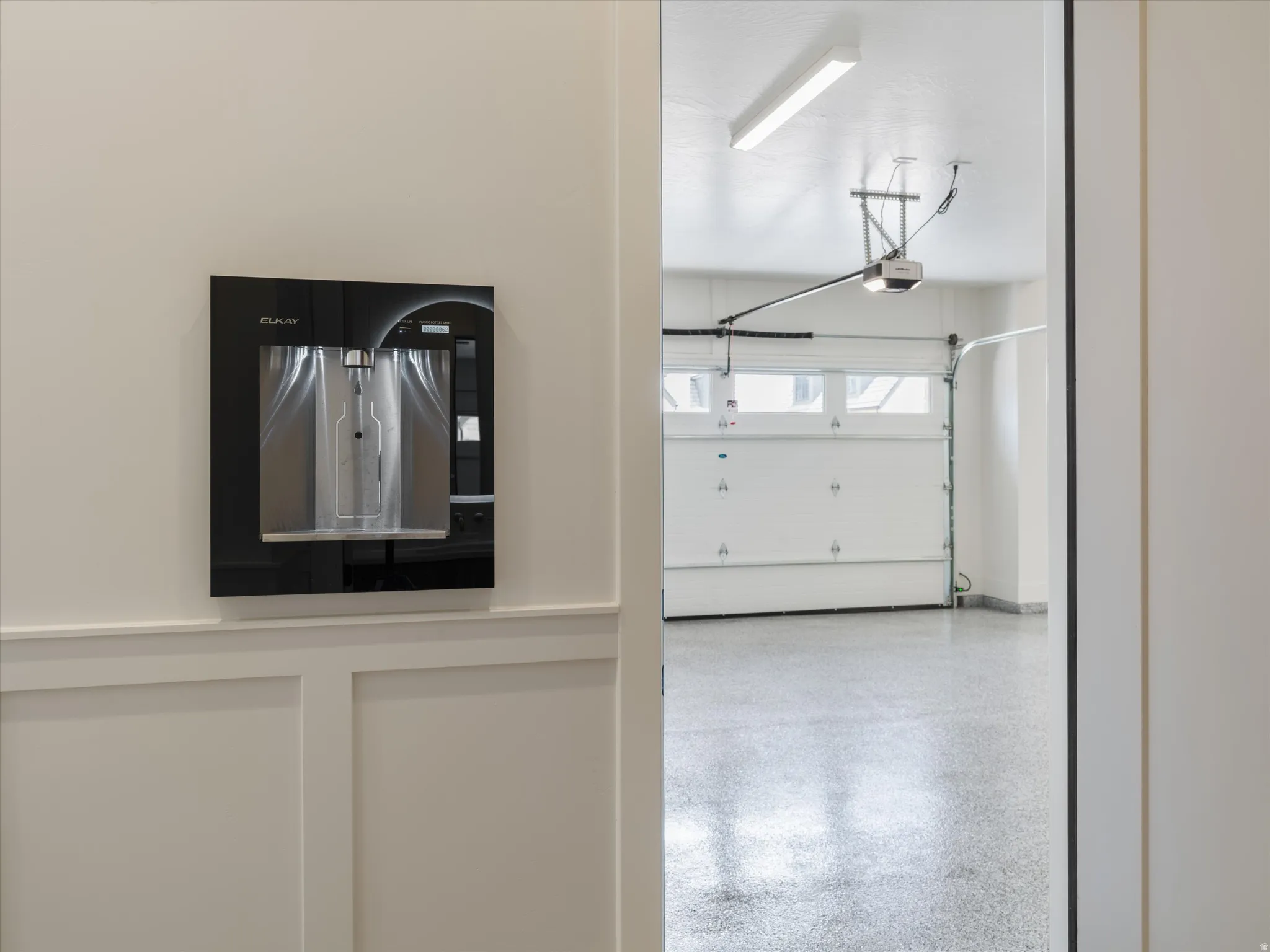 Integrated wall-mounted water dispenser with contrasting wainscoting