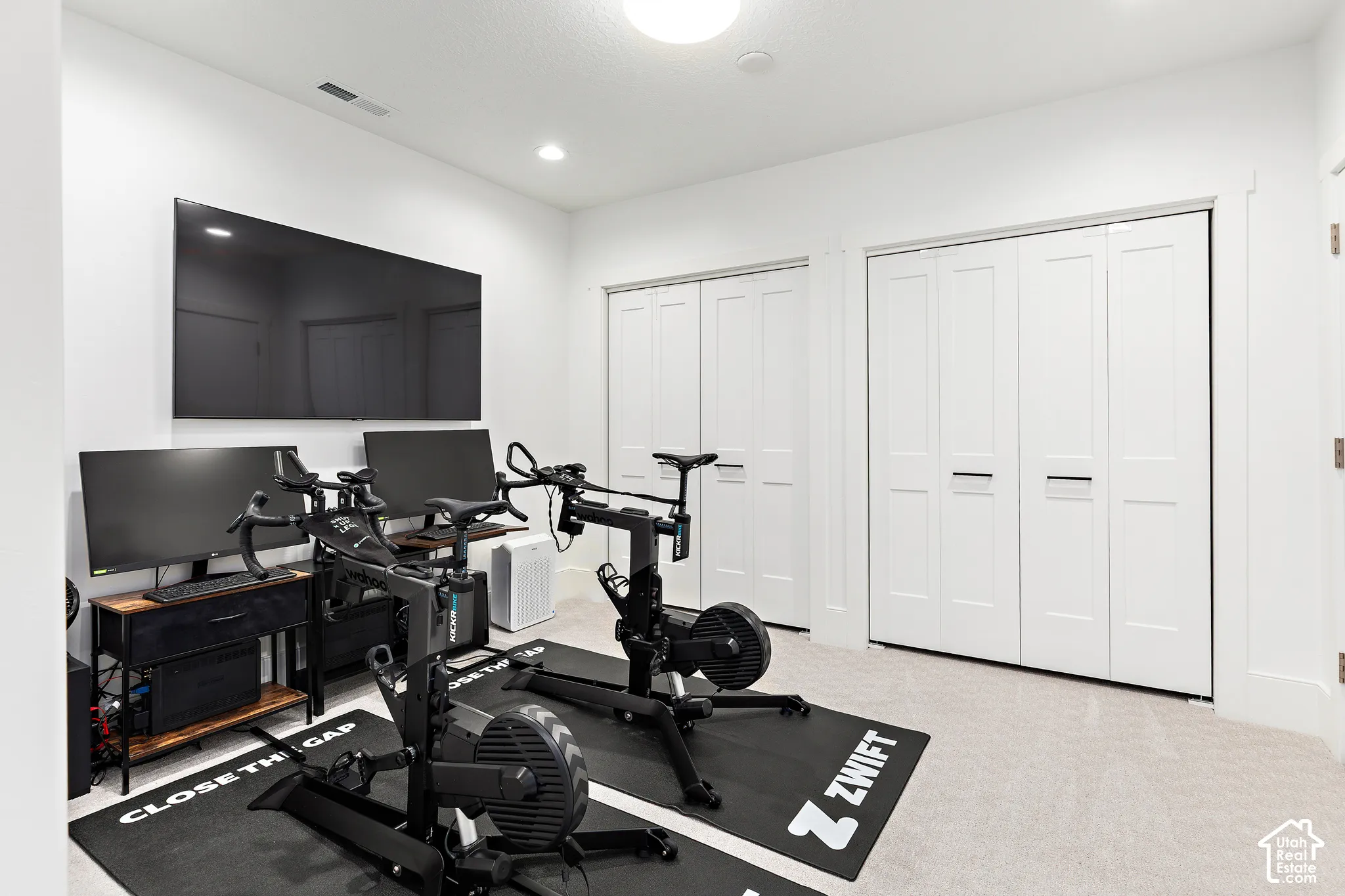 Bright room with light-colored carpet flooring and recessed ceiling lighting