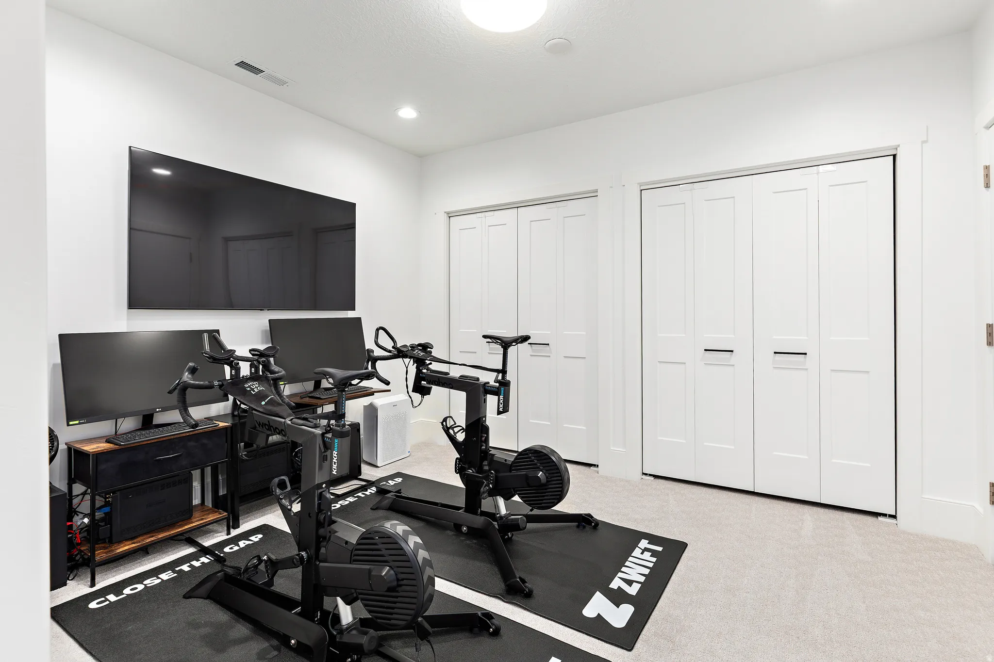 Bright room with light-colored carpet flooring and recessed ceiling lighting