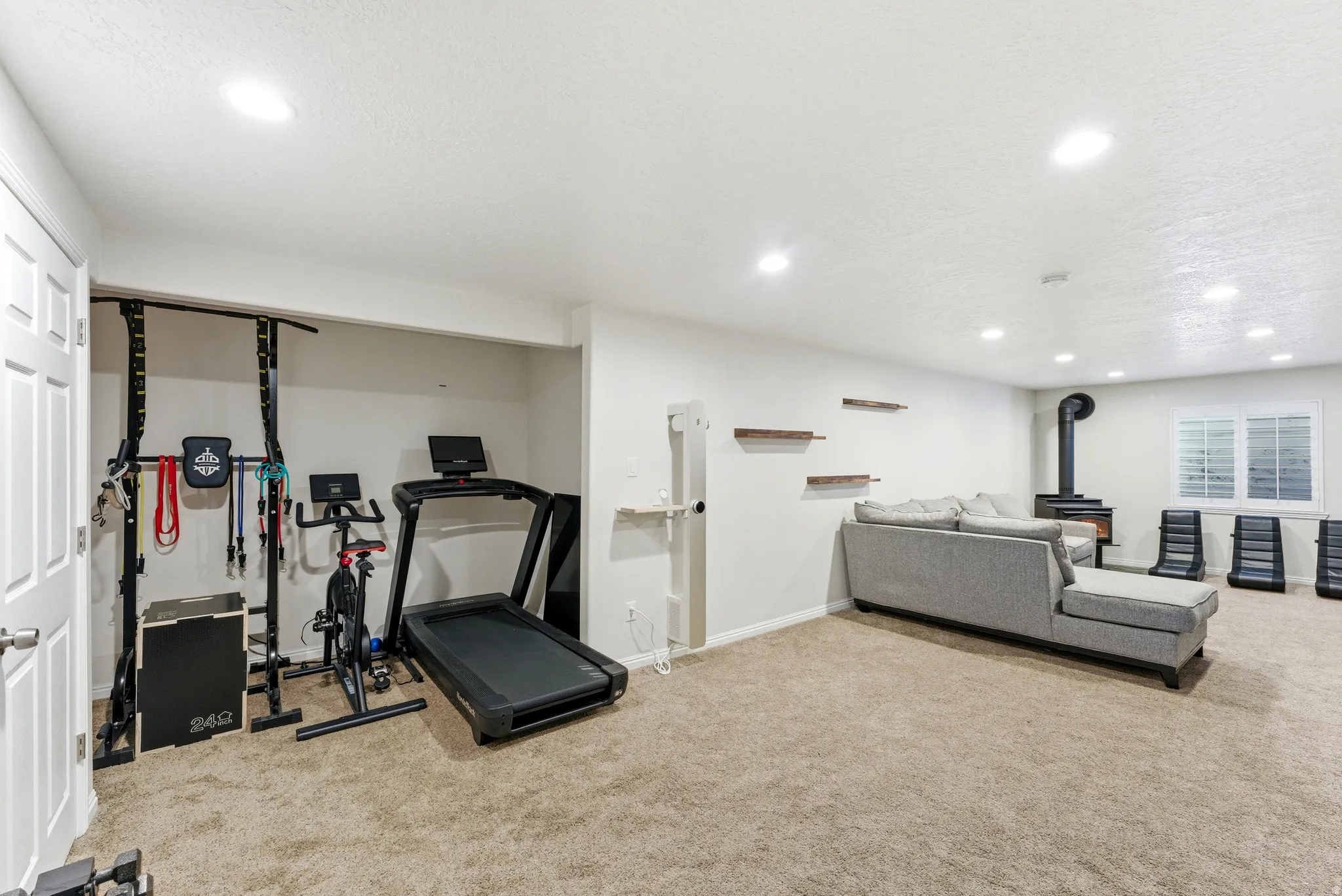 Spacious room featuring neutral carpeting and recessed lighting
