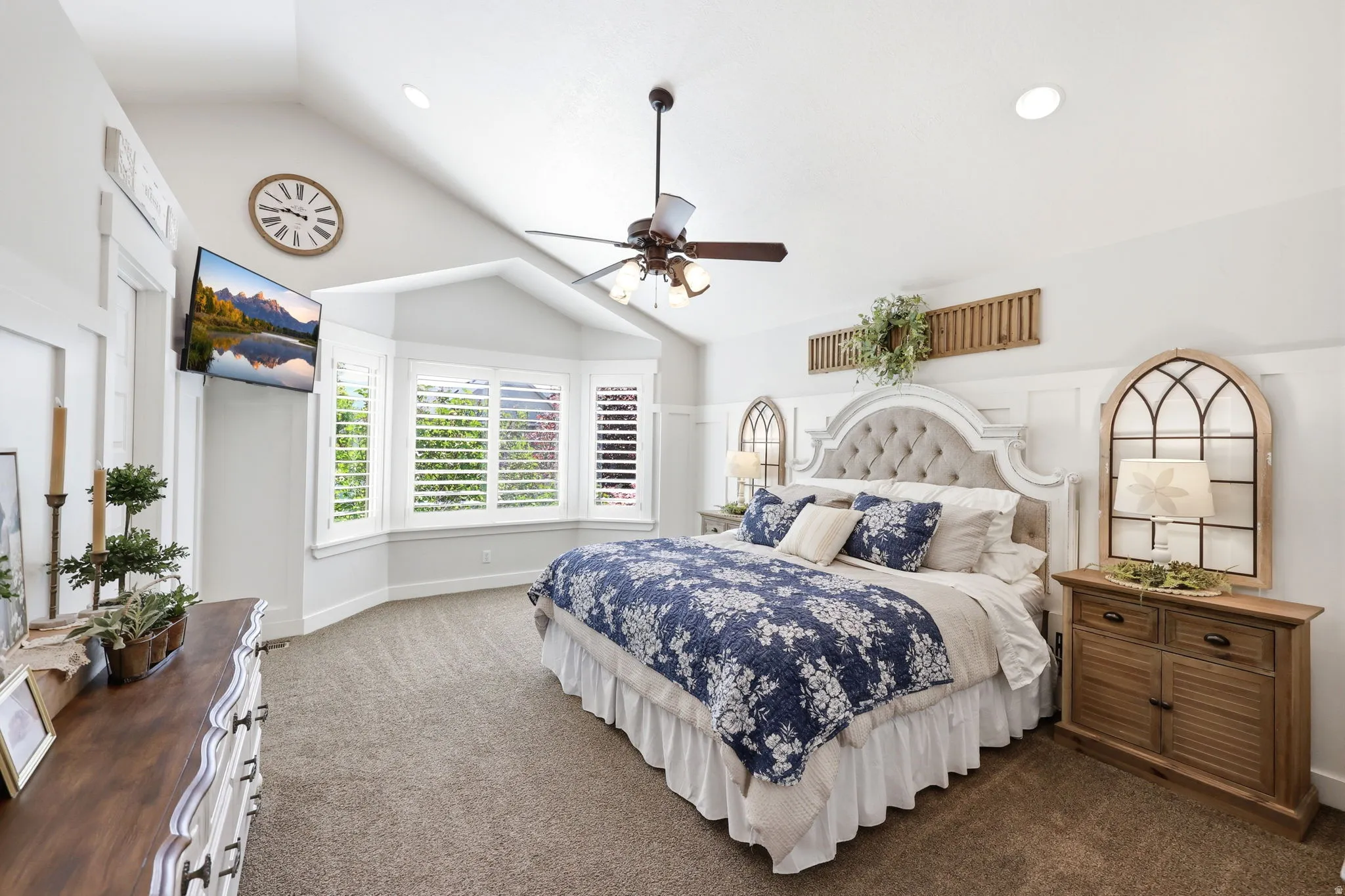 Vaulted ceiling with recessed lighting and ceiling fan