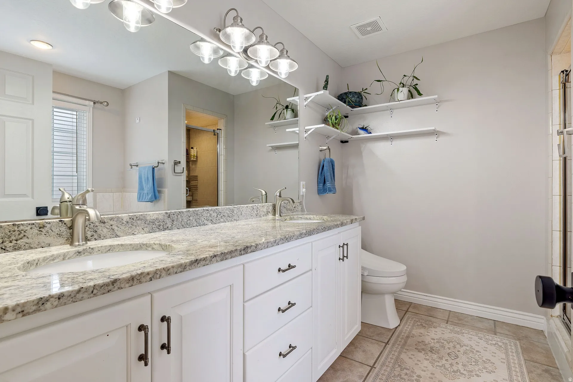 Dual vanity with undermount sinks and light-toned stone countertop