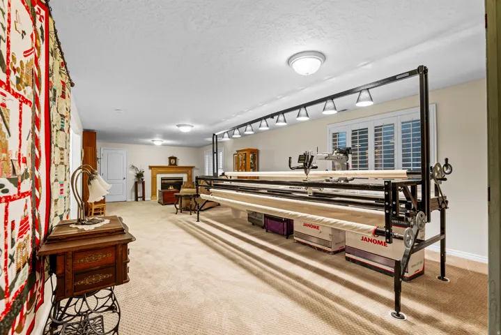 Spacious room featuring carpeted flooring and recessed lighting