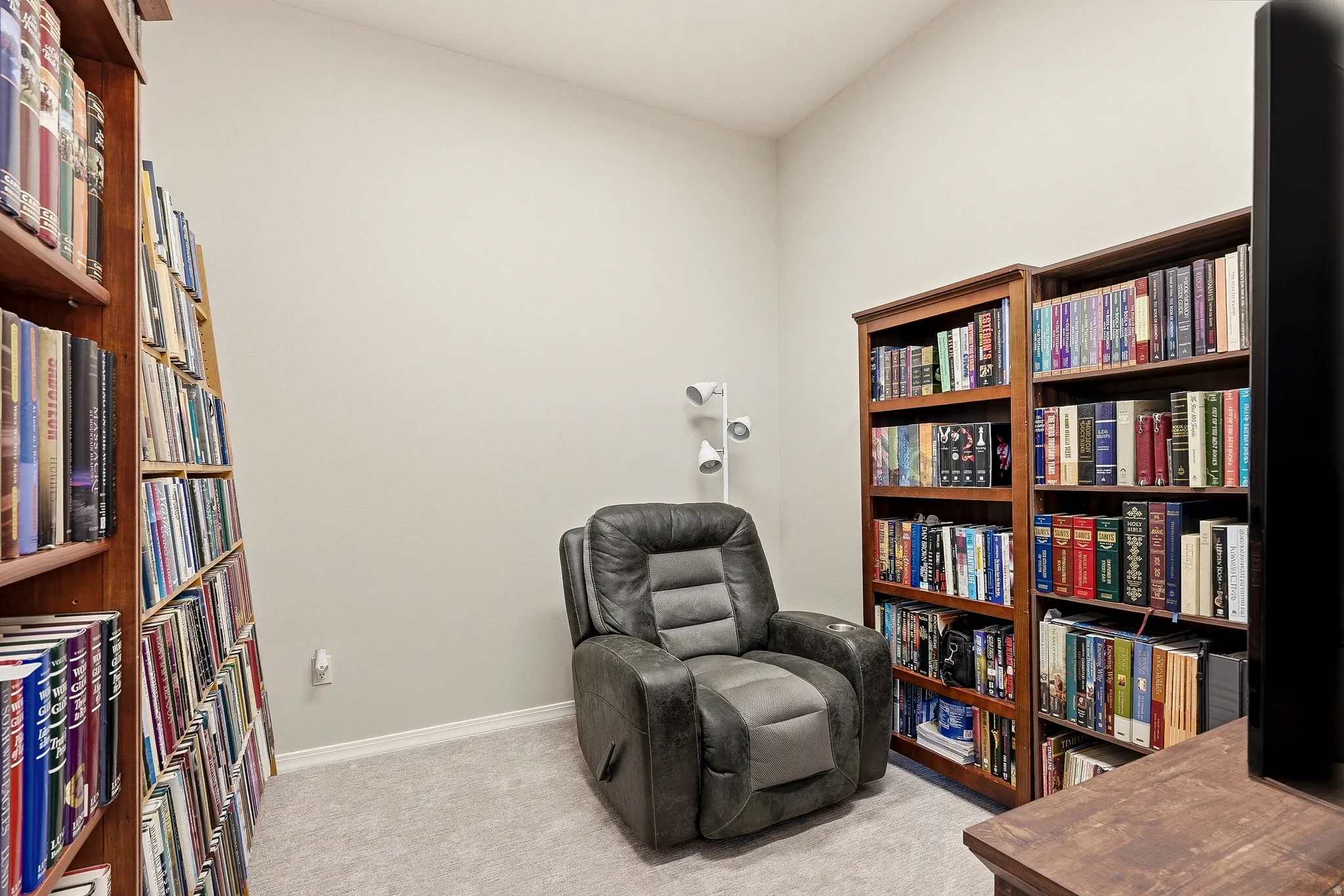 Dedicated study space featuring light gray wall paint and light gray carpeting