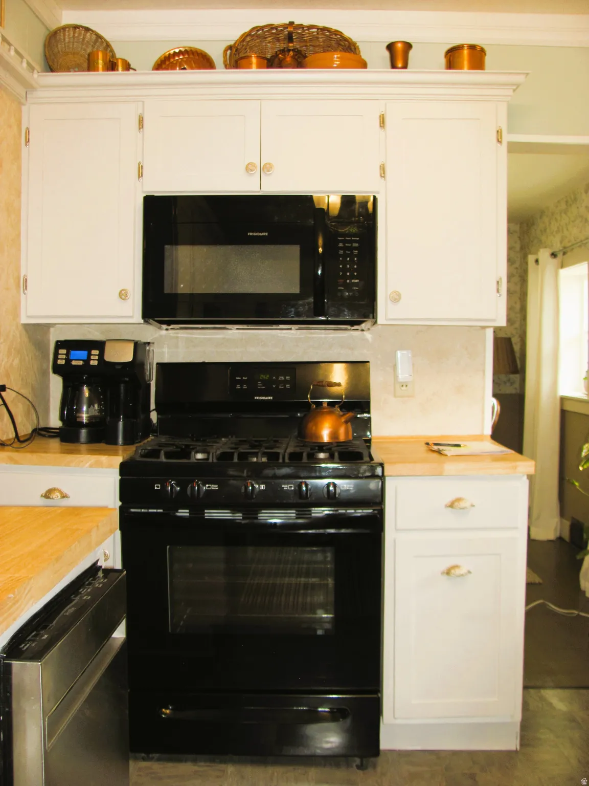 Black range with an overhead microwave