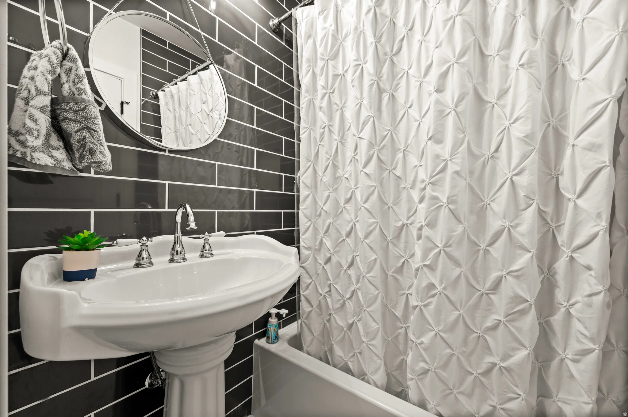 Upstairs Full Bathroom
