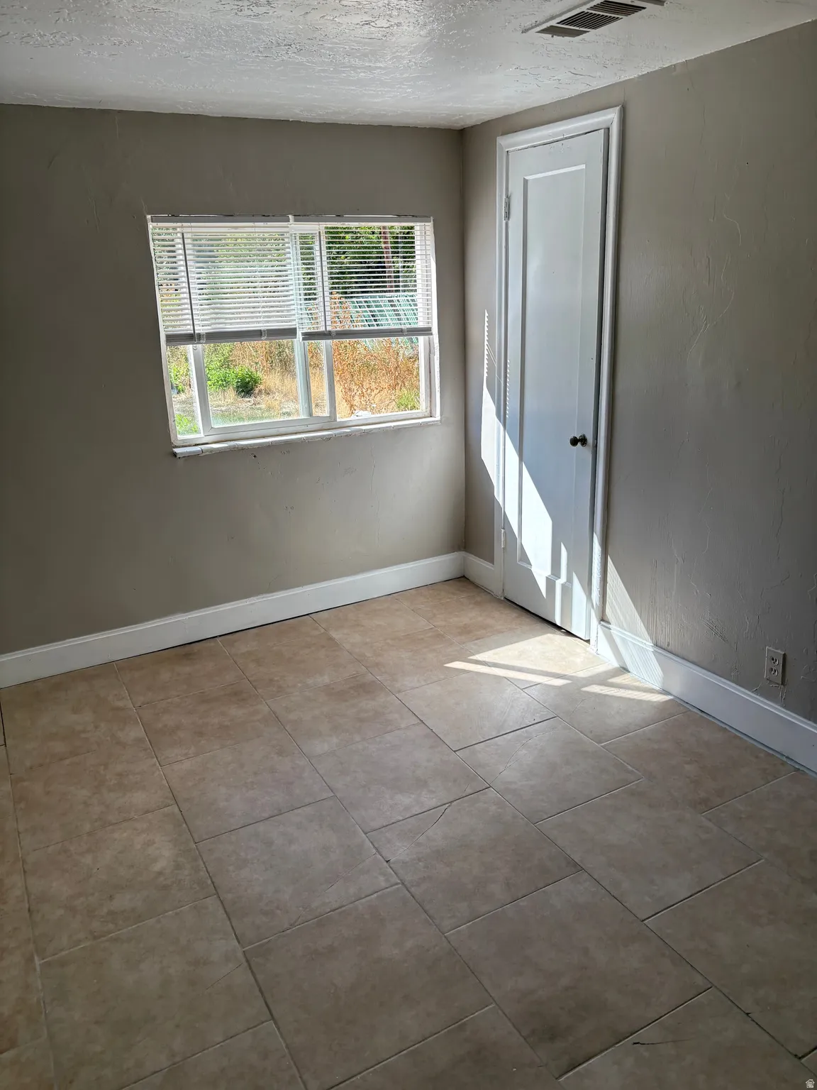 Neutral-toned tile flooring throughout