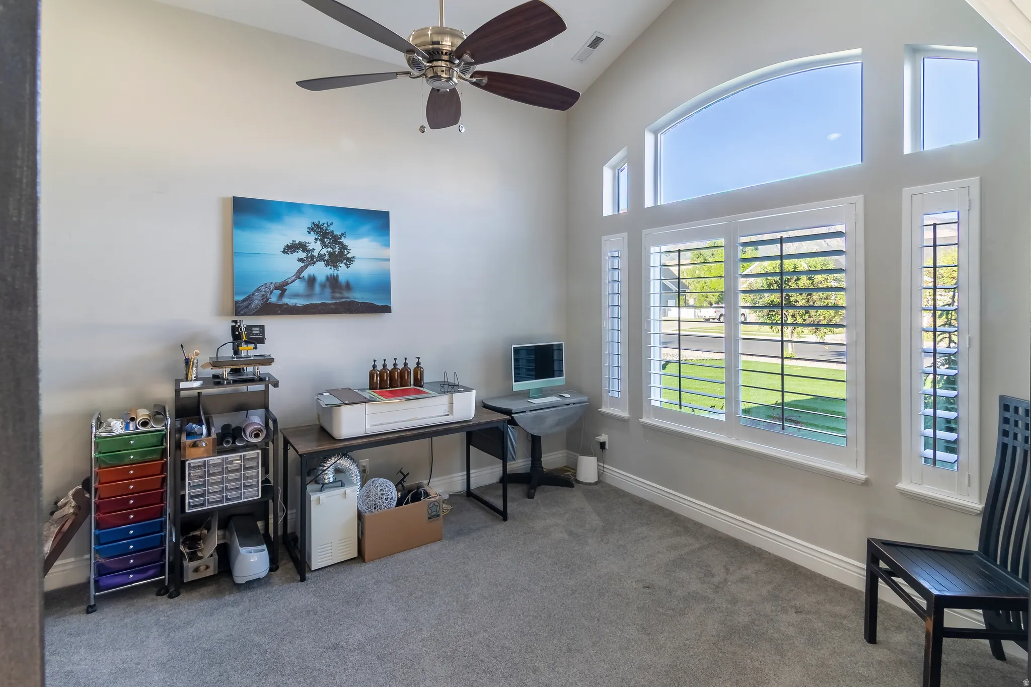 Vaulted ceiling with an integrated ceiling fan