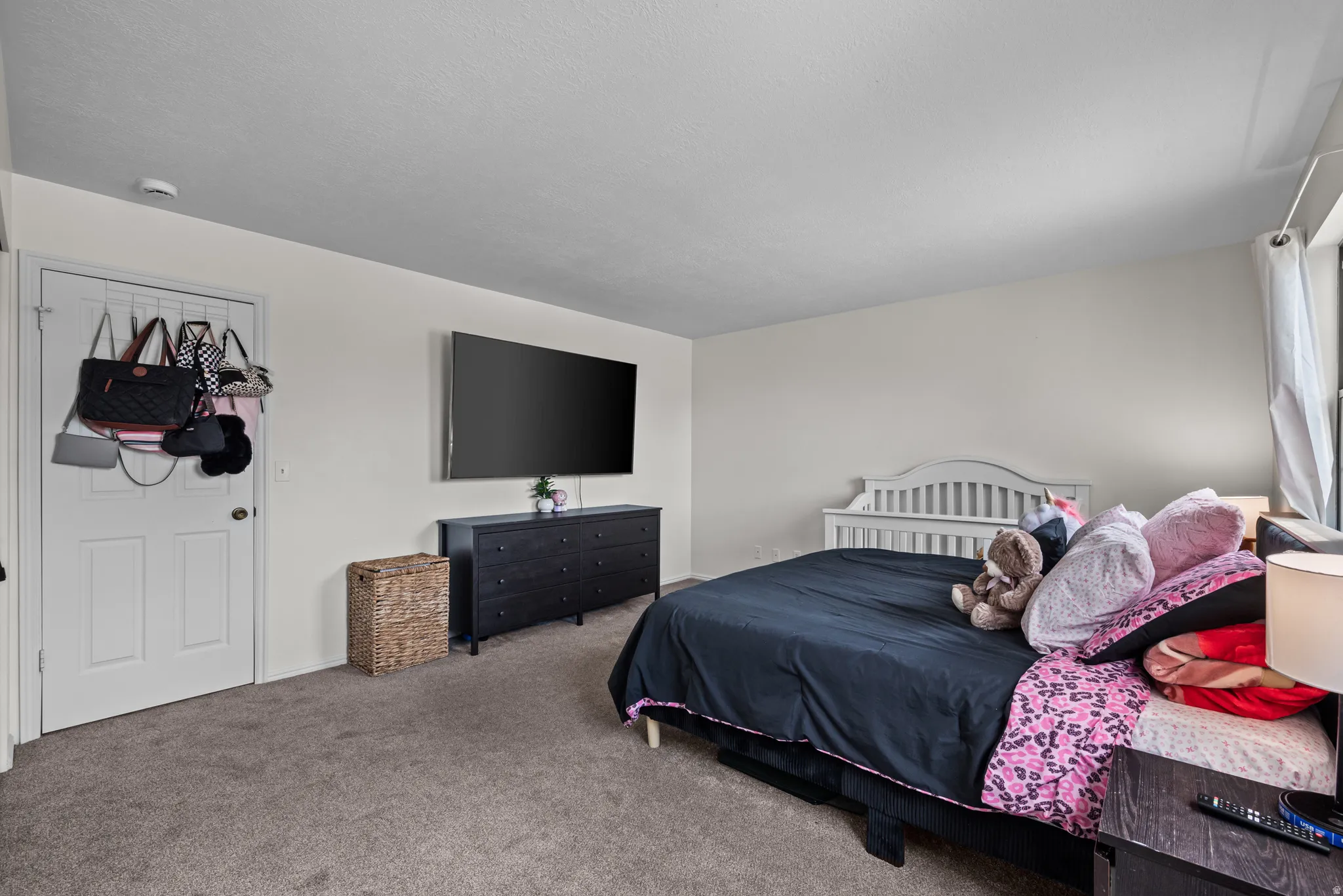 Neutral wall tones