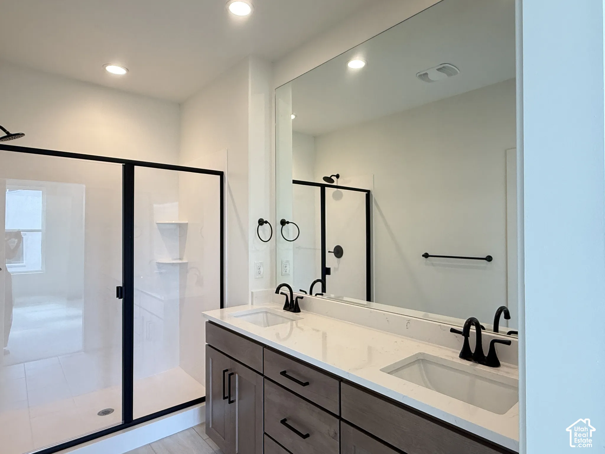 Dual vanity with undermount sinks and quartz-style countertop