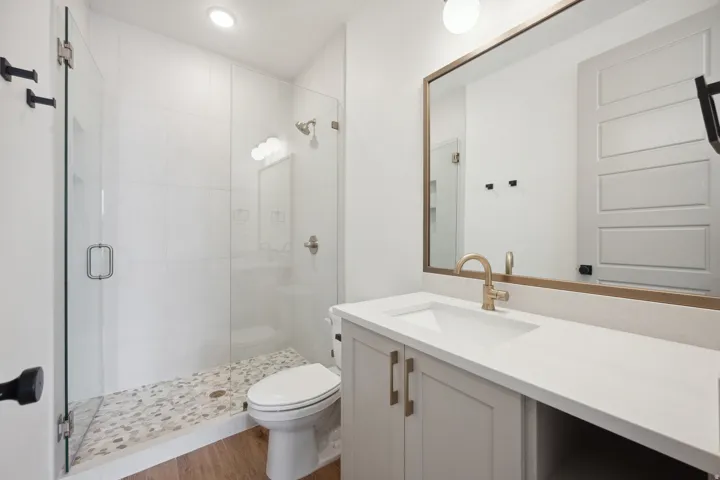 *Photo of similar unit*