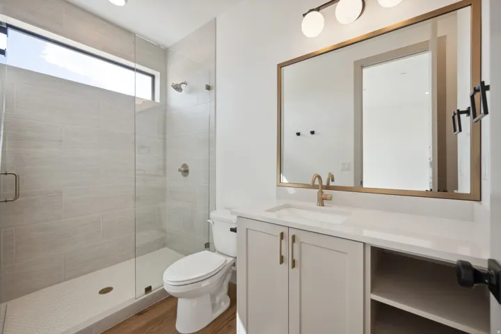 *Photo of similar unit*