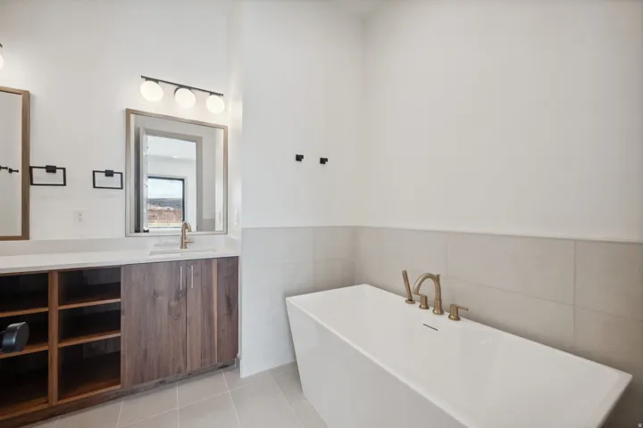 *Photo of similar unit*