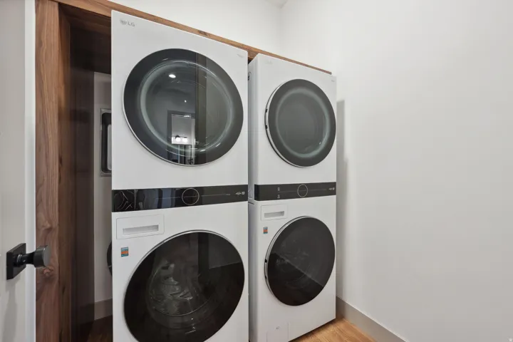 *Photo of similar unit*