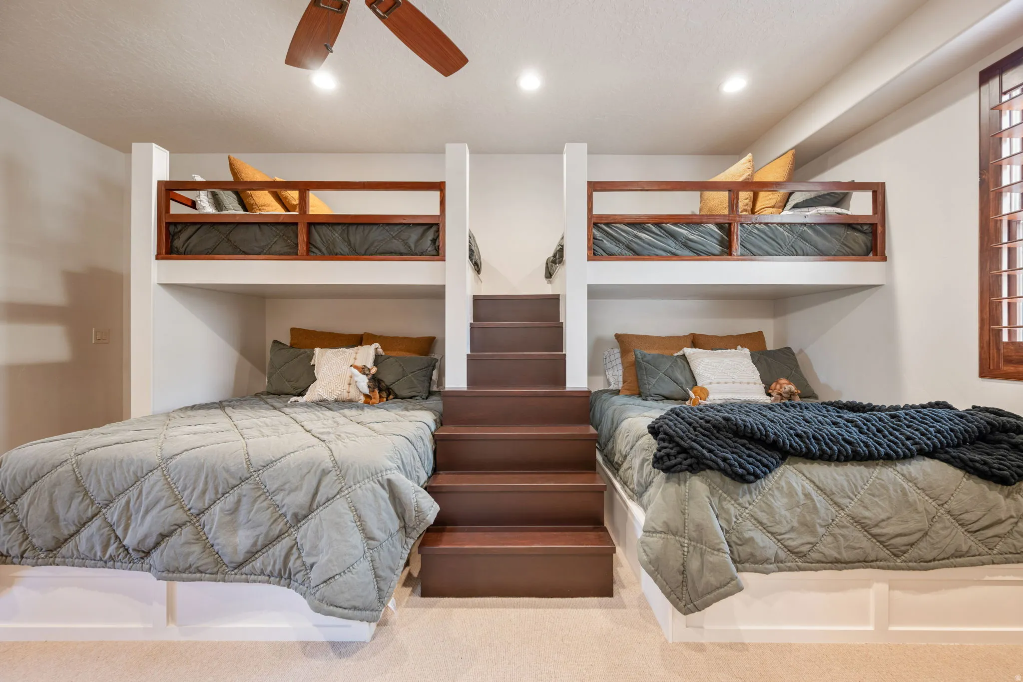 Built-in bunk bed system featuring two upper and two lower berths