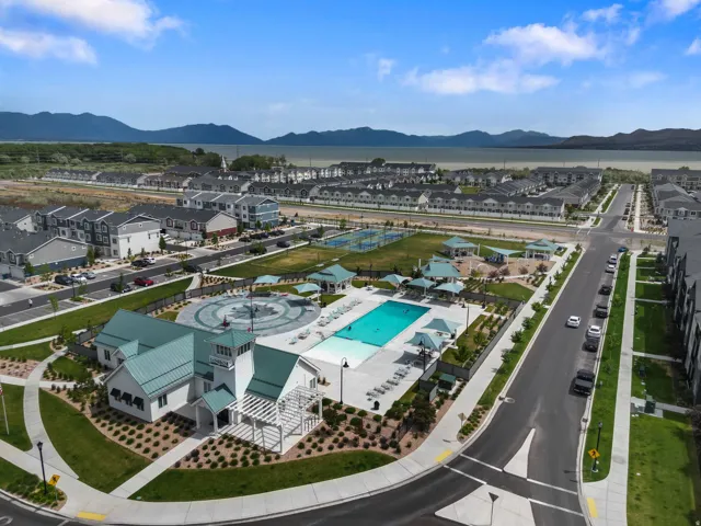Community amenities include a large outdoor swimming pool, recreation building with a pergola, circular splash pad, and multiple covered picnic areas