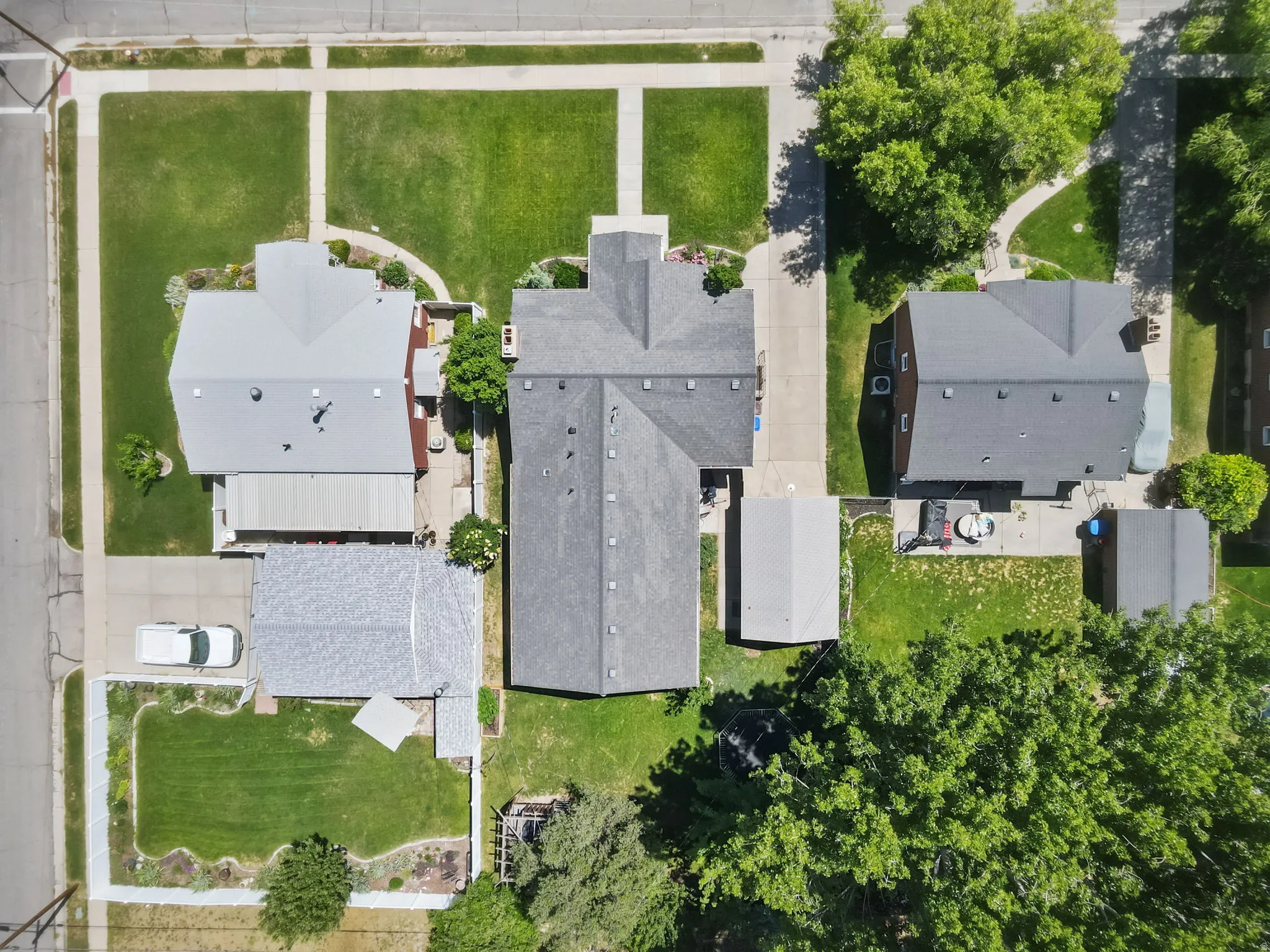 Aerial perspective showcasing the property's dHuand surrounding green lawns