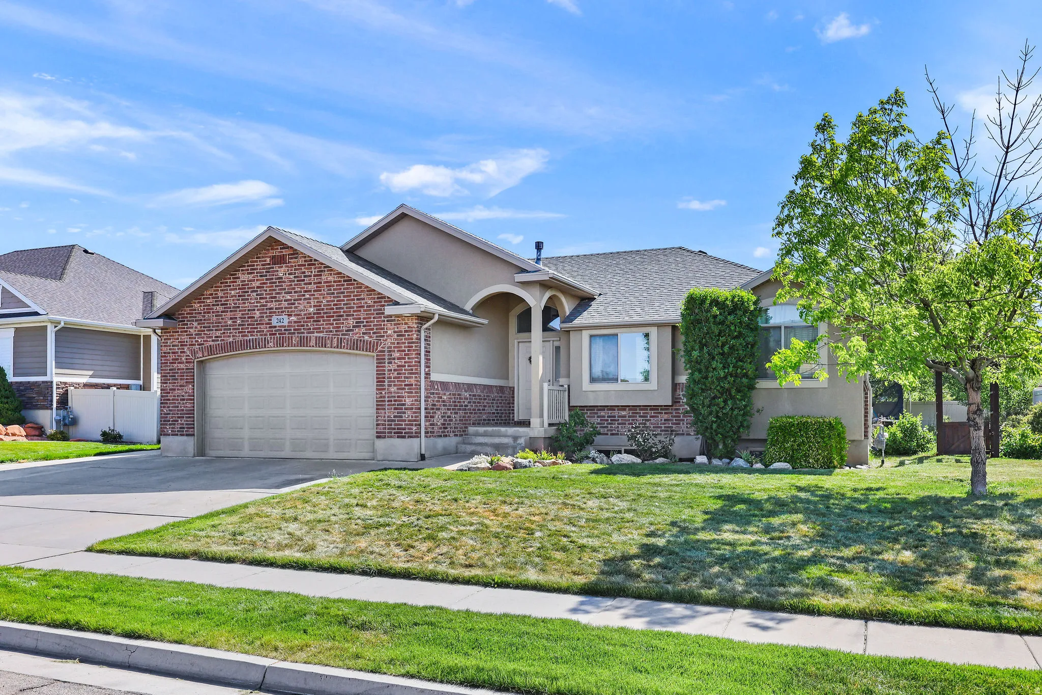 Single-story residence featuring brick and stucco siding