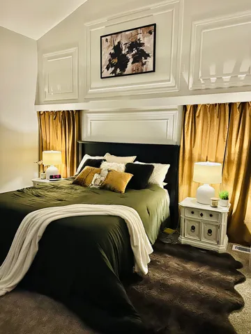 Vaulted ceiling featuring extensive decorative molding