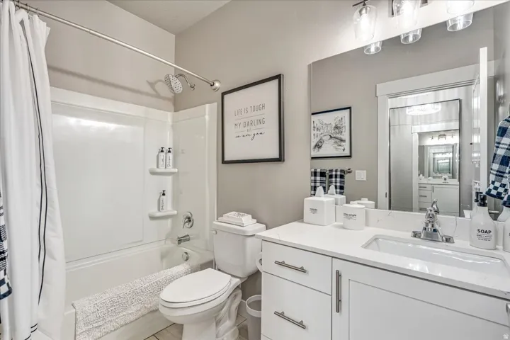 Hall full-bath with quartz coutnertops and tub/shower.