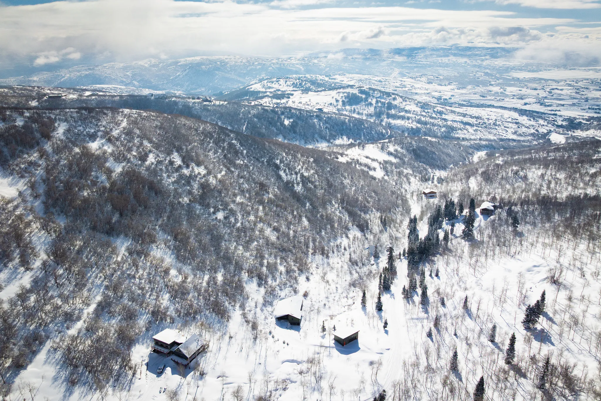 Snowy aerial view with a mountain view