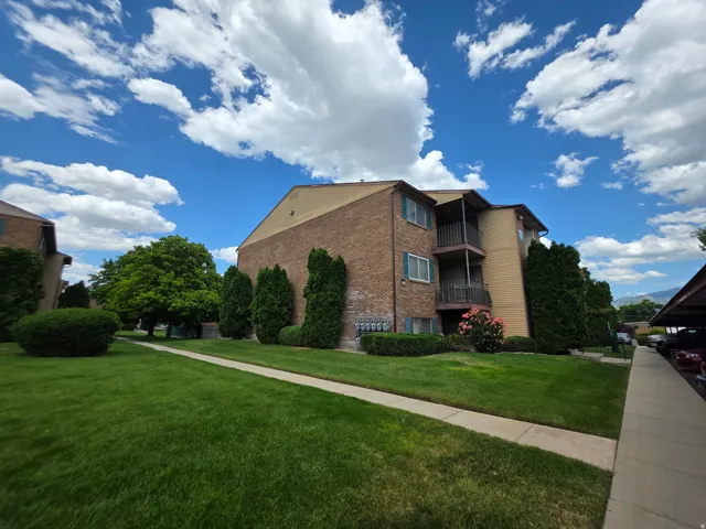 Top Floor Condo with Covered Deck