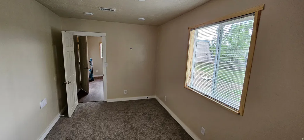 Carpeted room featuring neutral wall tones and recessed lighting