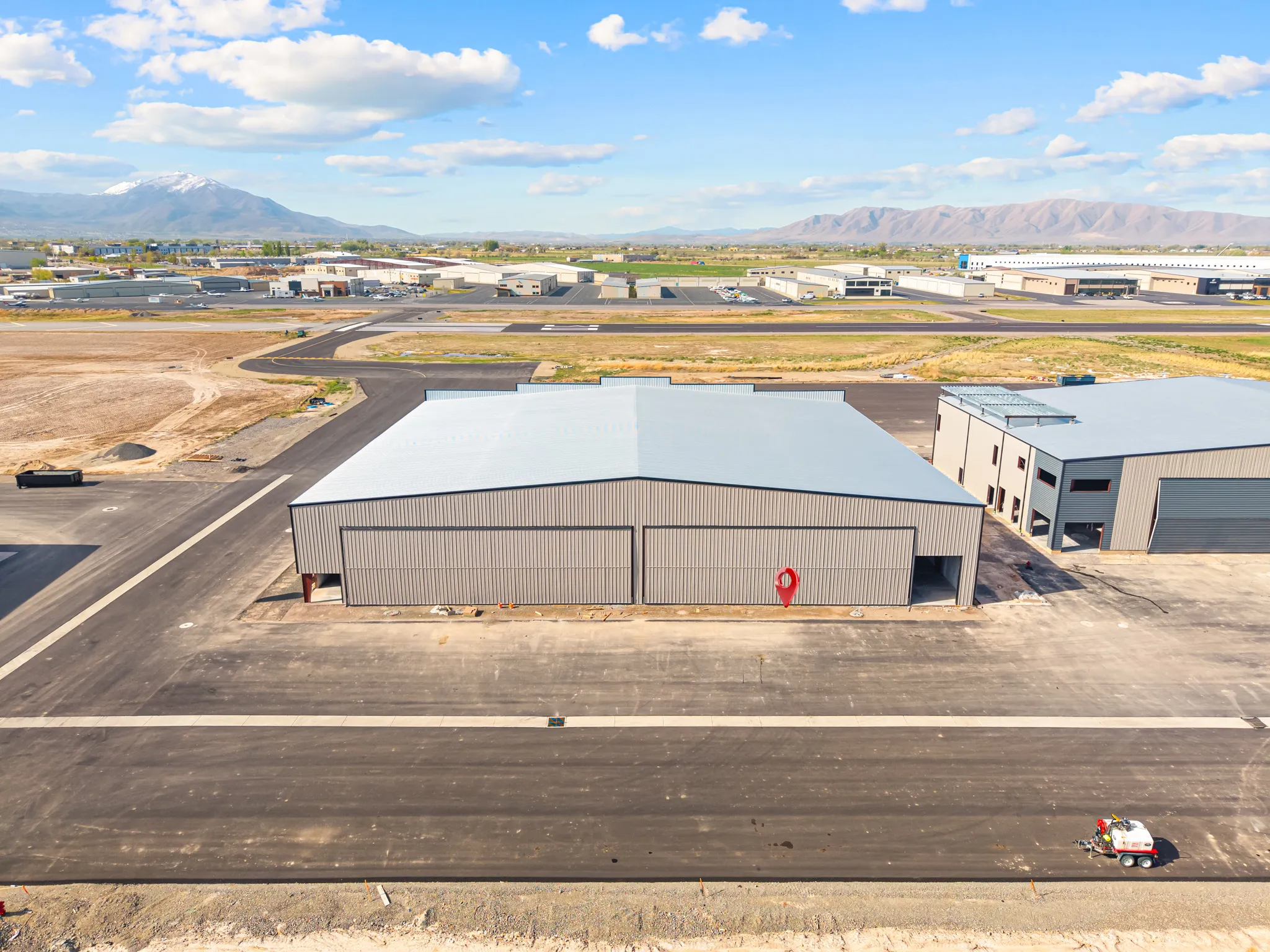 Industrial hangar with a metal facade and a light gray roof