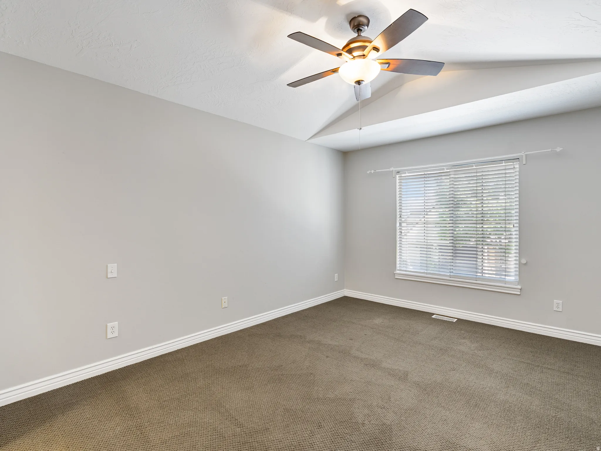 Vaulted ceiling with a ceiling fan light fixture