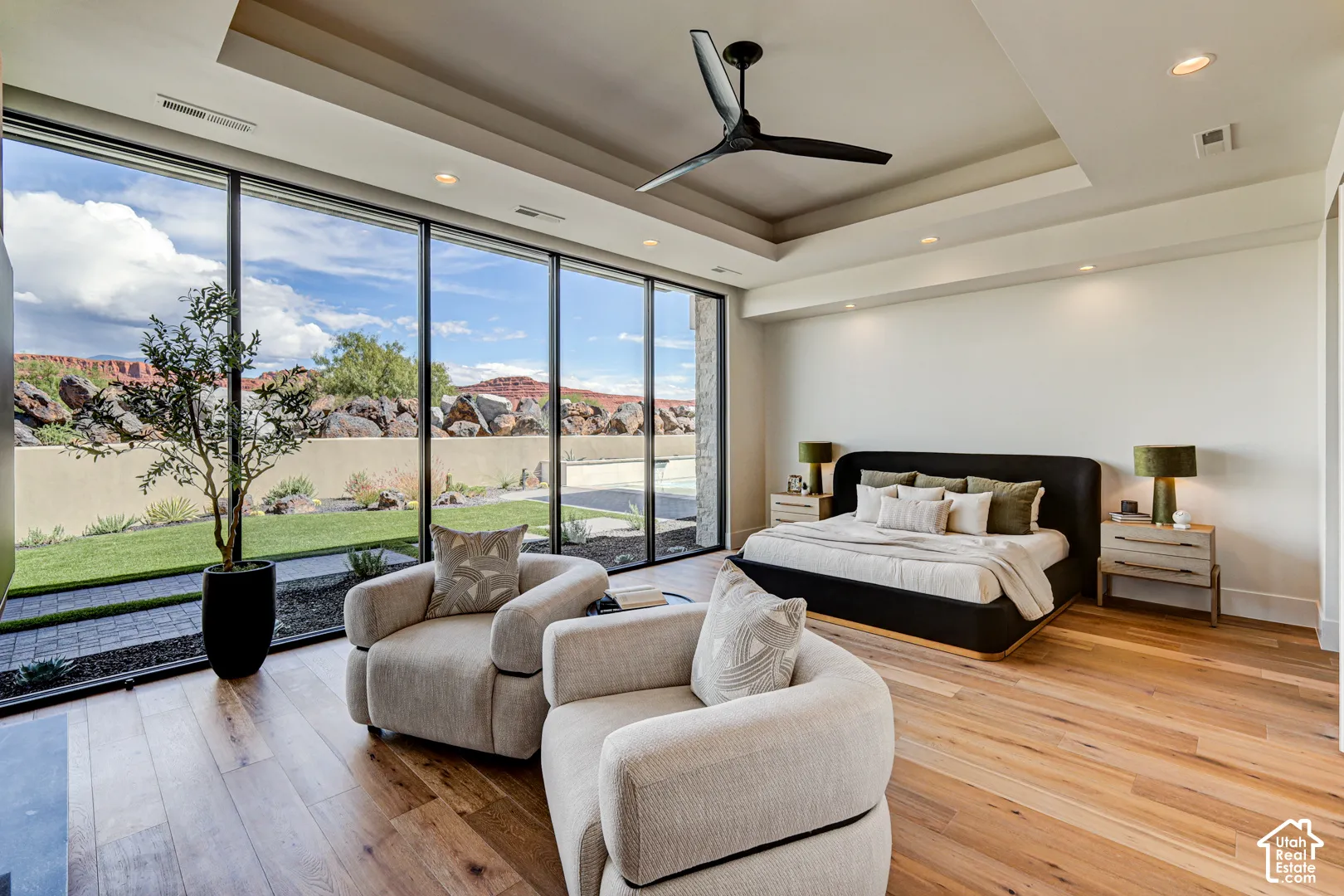 Tray ceiling with recessed lighting