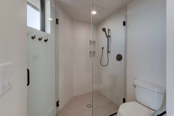 2nd bathroom / pool bath