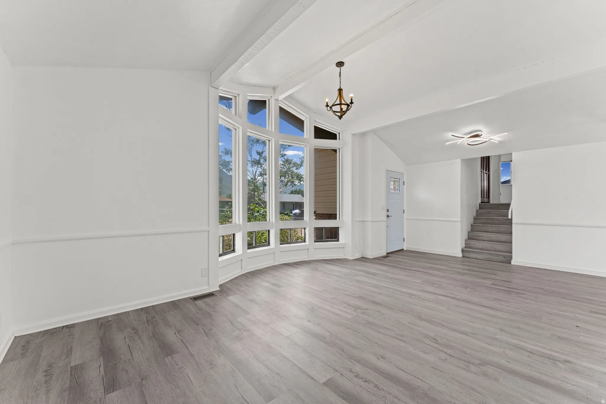 Curved bay window feature with multiple panes