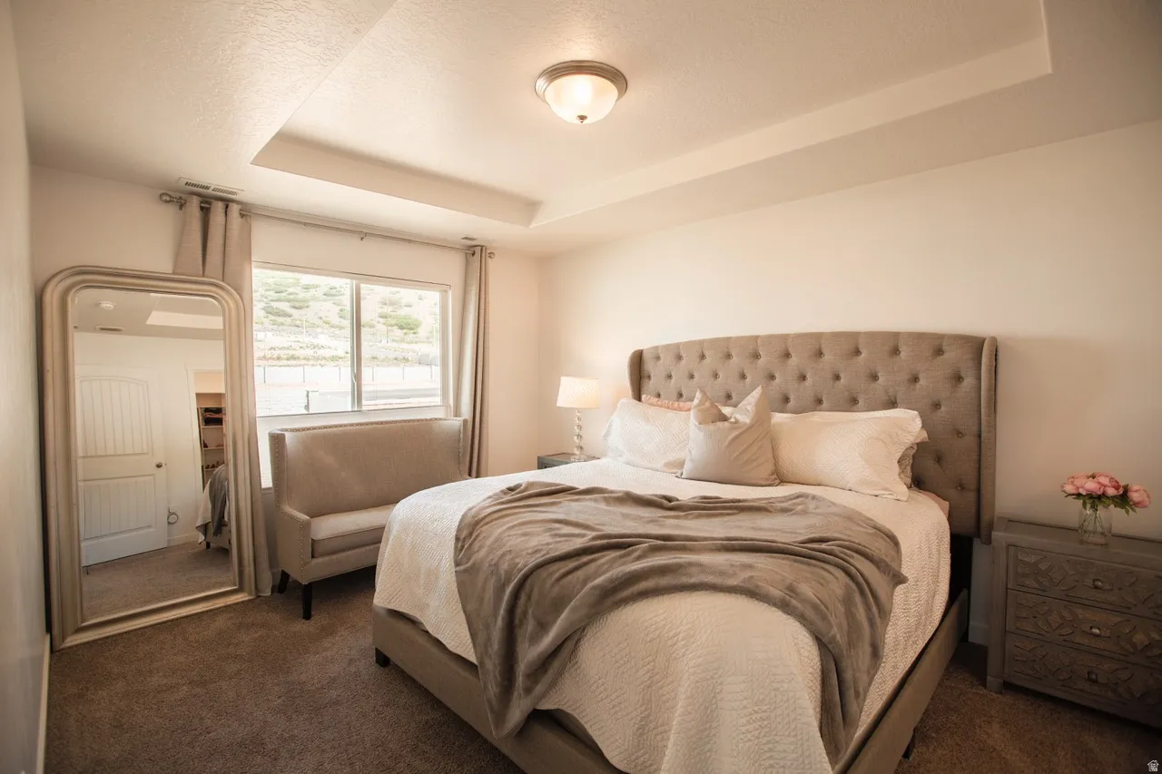 Recessed tray ceiling with central lighting fixture