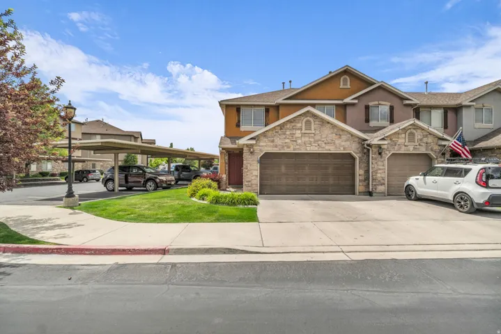 Charming end-unit townhome in a highly convenient Pleasant Grove location with quick freeway access and close proximity to shopping, dining, parks, and schools.