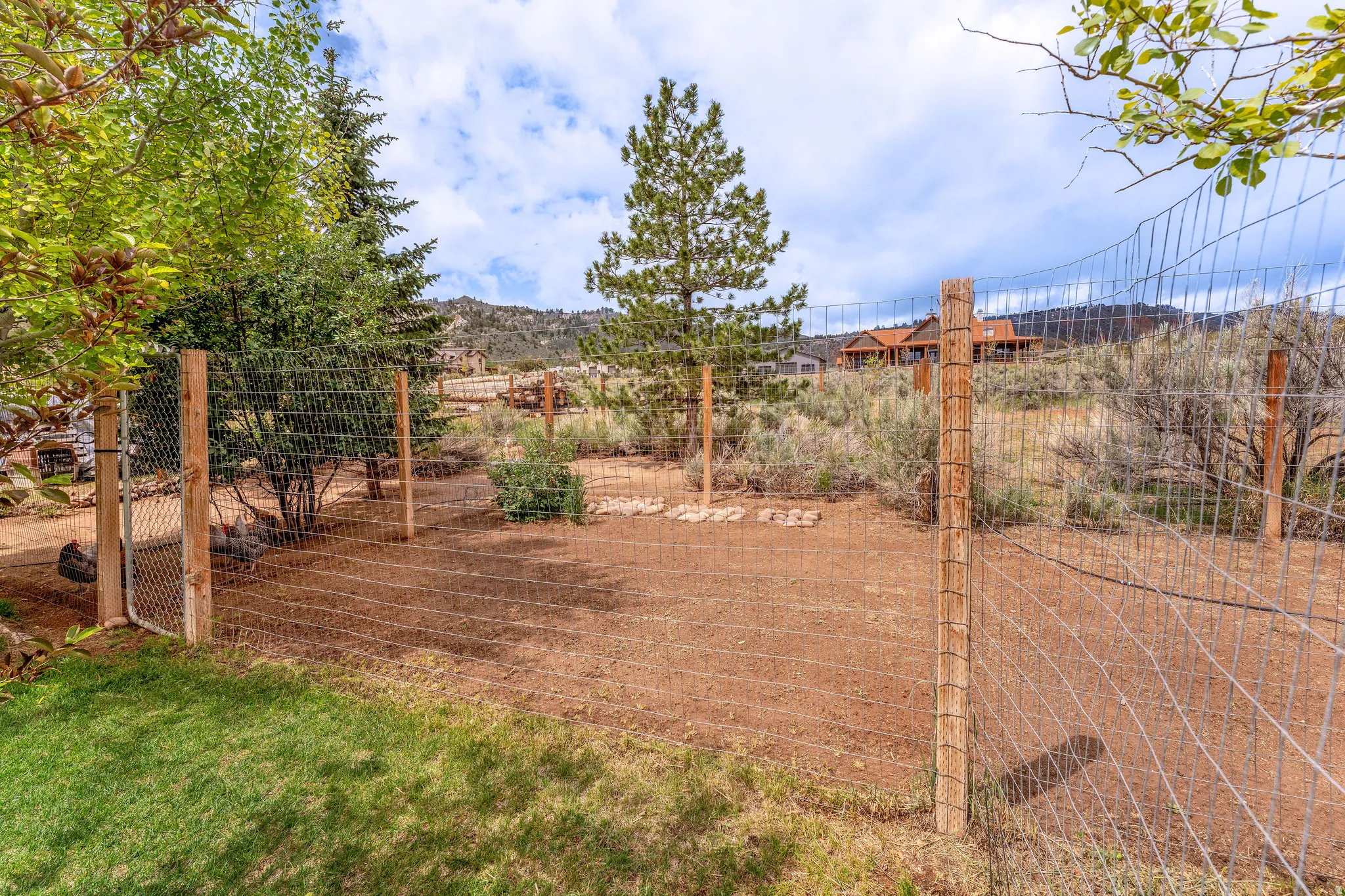 Fenced outdoor area f