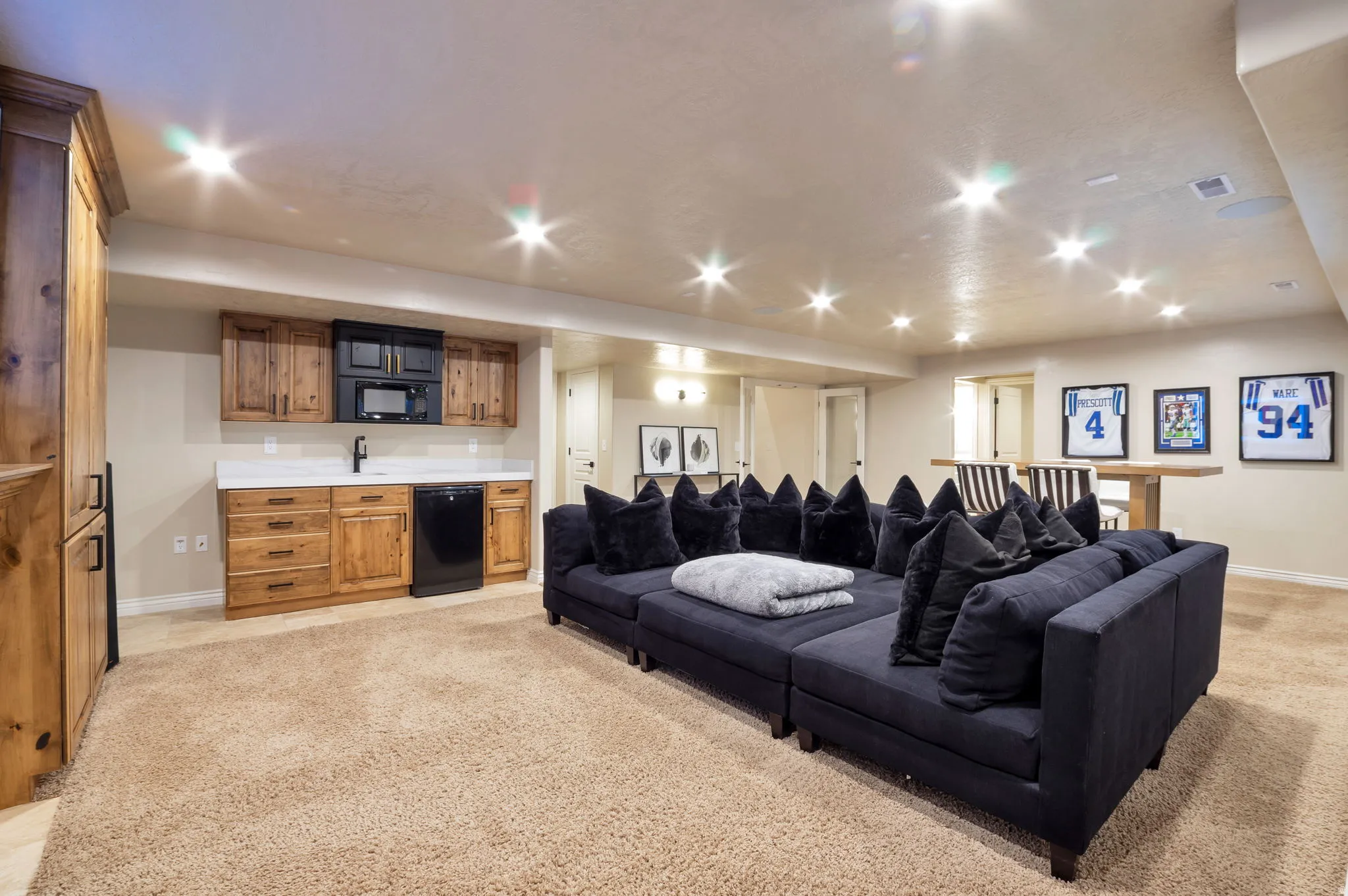 Spacious room featuring plush carpet flooring and recessed lighting