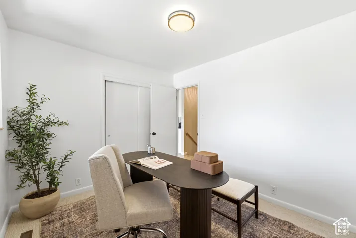 Bright room with white painted walls, featuring a sliding double-door closet
