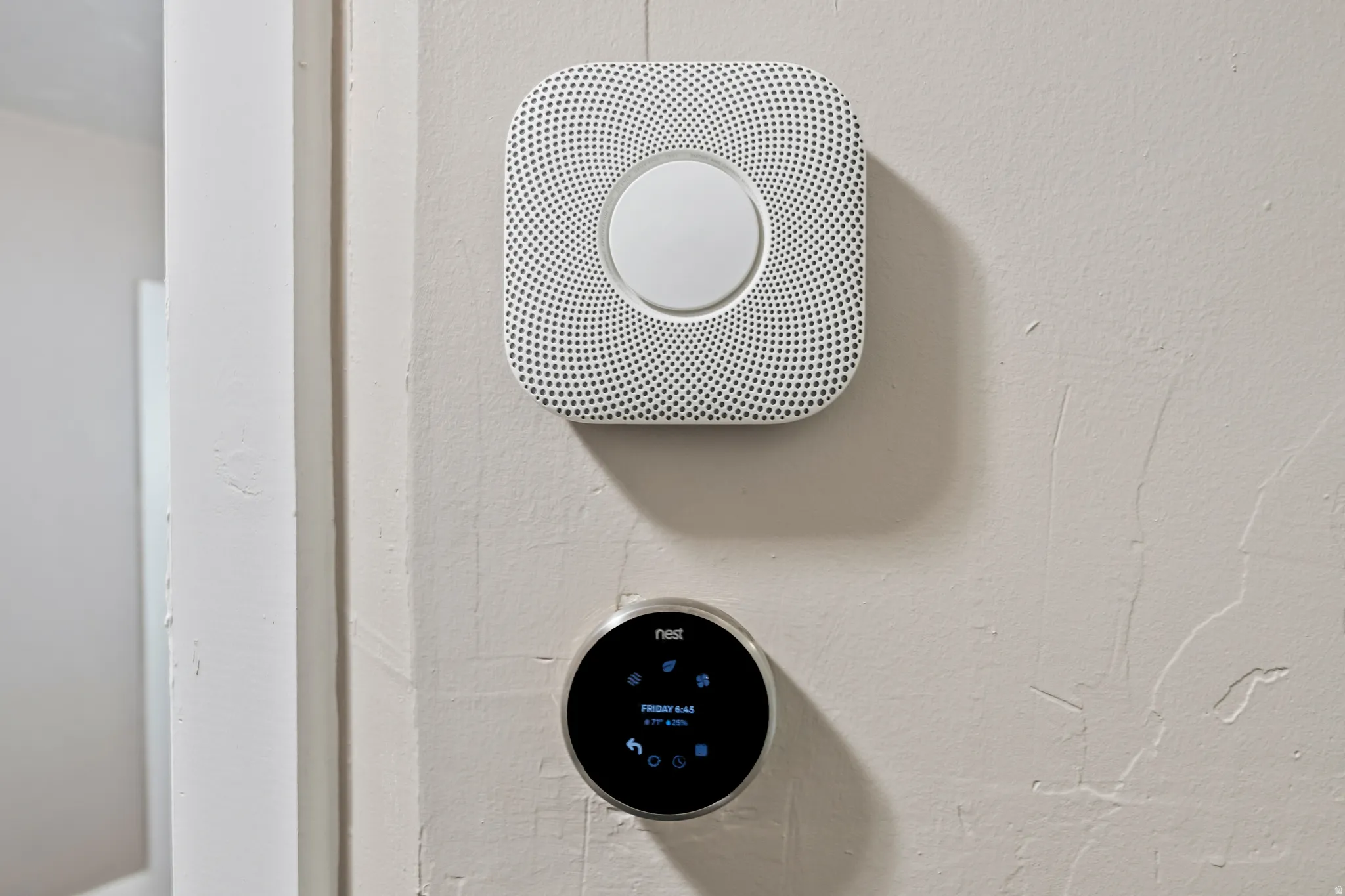 Wall-mounted carbon monoxide detector and smart thermostat system